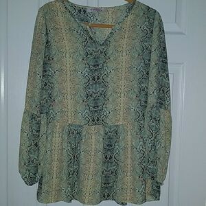Izzy & Lola snake print blouse Sz M NEW